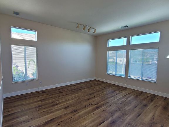 3rd image of 105 Apple Hill Dr