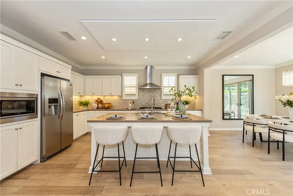 3 bed, 2.5 bath, 2045 sqft, $5,300 — Photo 3