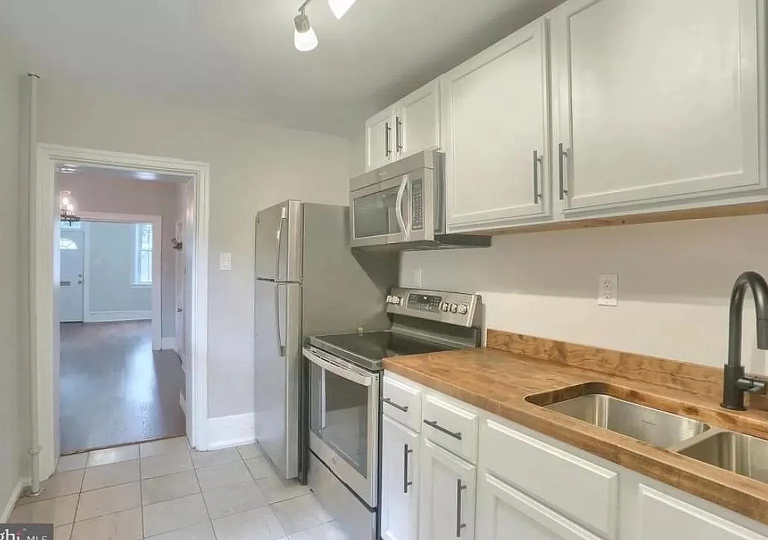 Spacious 3 Bedroom on 2nd — Photo 4