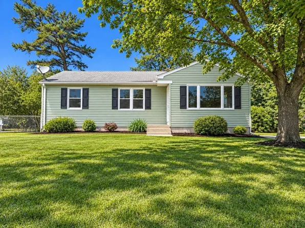 32 Campbell Dr, Easthampton, MA 01027