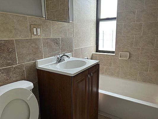 4th image of 238 E 111th St APT 6A