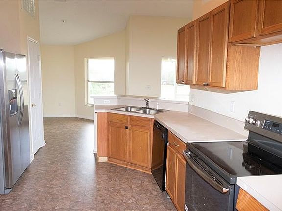3rd image of 161 Winsor Ave