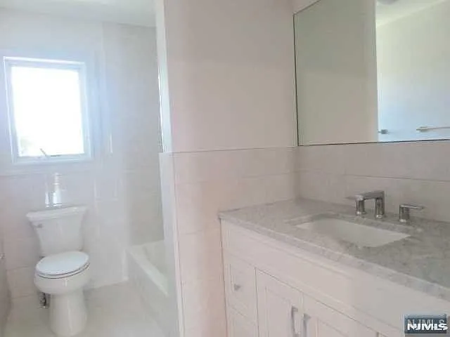 3 bed, 3000 sqft, $6,200 — Photo 2