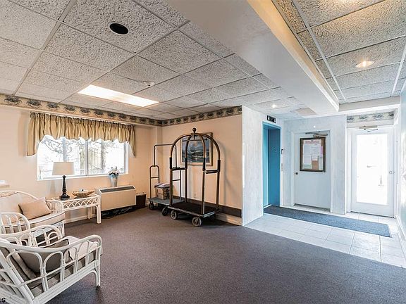 5th image of 928 Wesley Ave #305