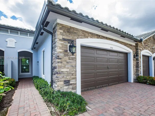 7532 N Blue Spring Dr, Pompano Beach, FL 33067