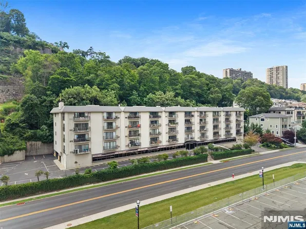1150 River Road #4H, Edgewater, NJ 07020