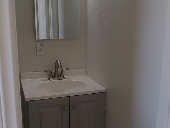 5th image of 220 E Madison Ave #B