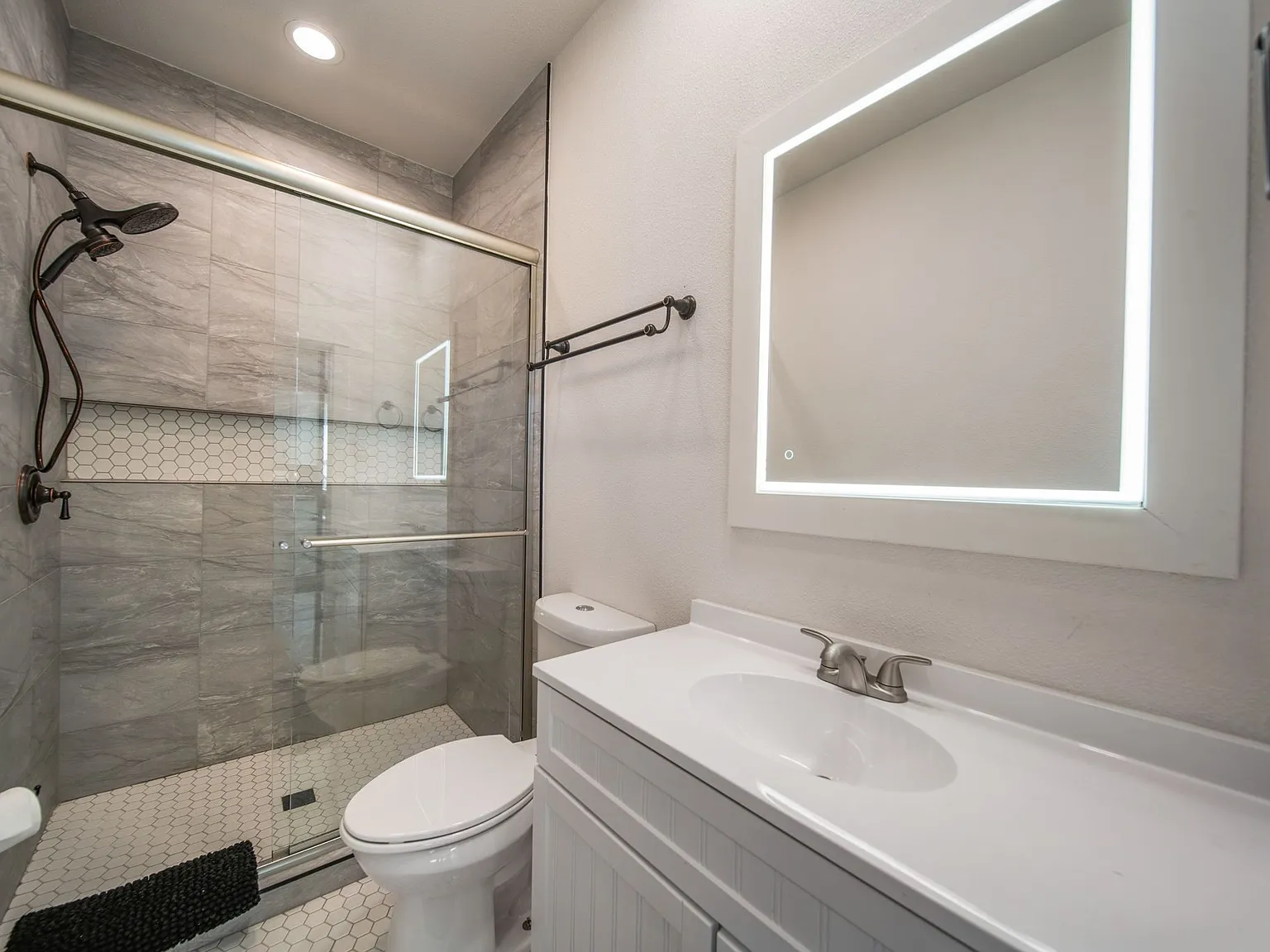 2 bed, 1.0 bath, 1080 sqft, $2,300 — Photo 4