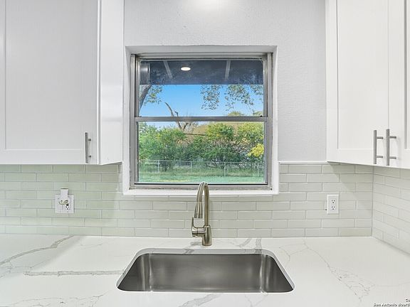 4th image of 439 Sandalwood Ln
