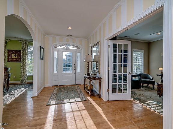 4th image of 607 Lake Pointe