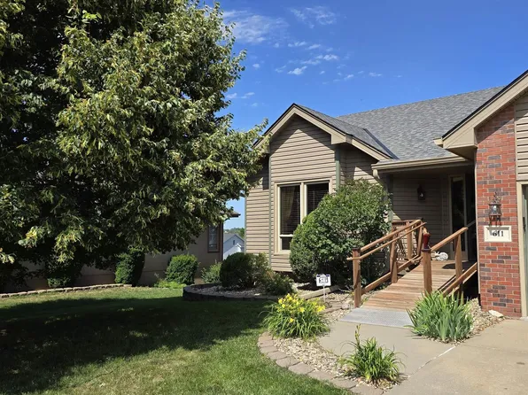 611 Diamond Ln, Papillion, NE 68133