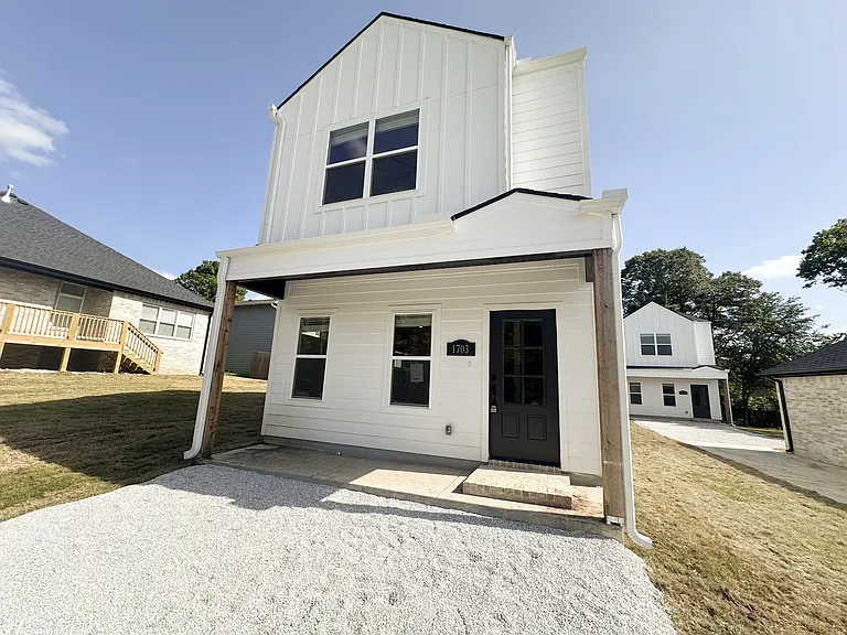 1703 W Holly St — Photo 1