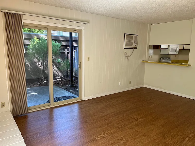 1217 Montego — Photo 6