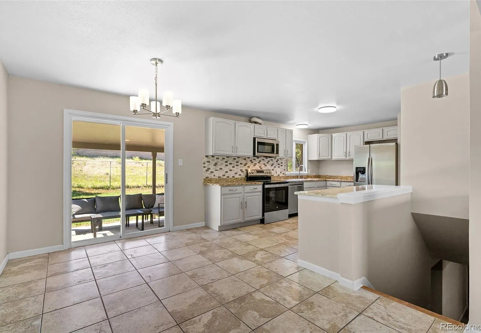 6 bed, 2436 sqft, $1,050 — Photo 2