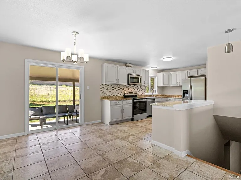 2203 Beech Ct — Photo 2