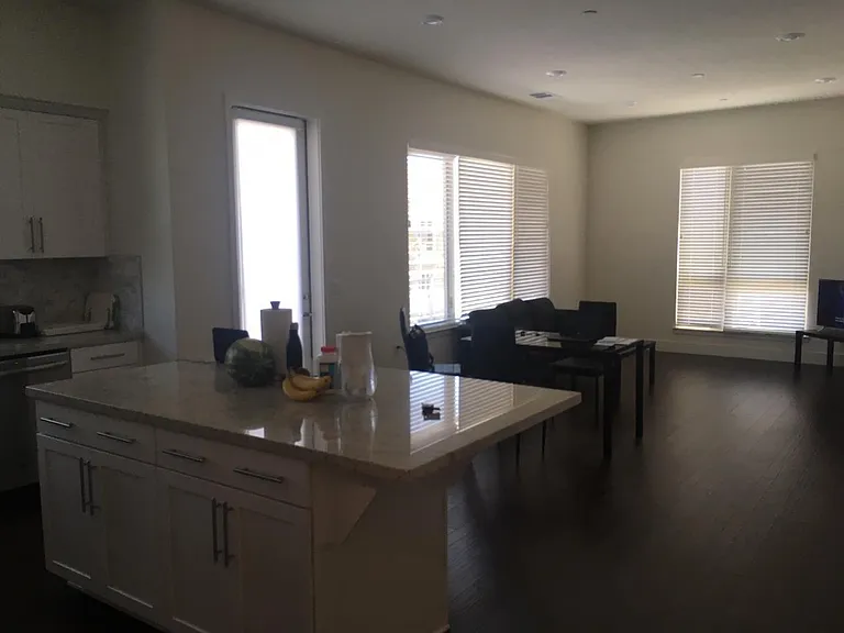 1660 Delano St #30 — Photo 2
