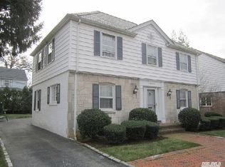 20 Bates Rd, Great Neck, NY 11020