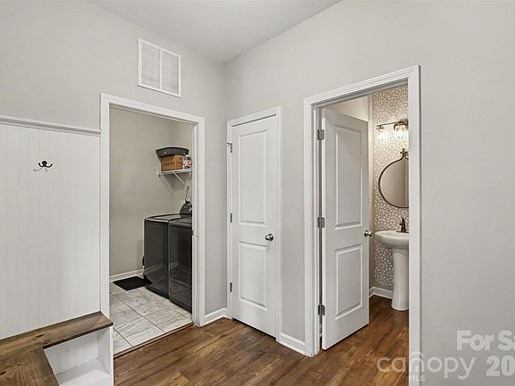 4th image of 3471 Delaware Dr