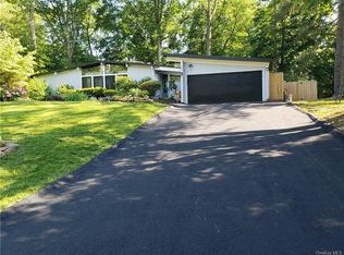 35 Balmoral Dr, Chestnut Ridge, NY 10977