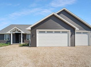 700 Deerview Dr, Reedsville, WI 54230