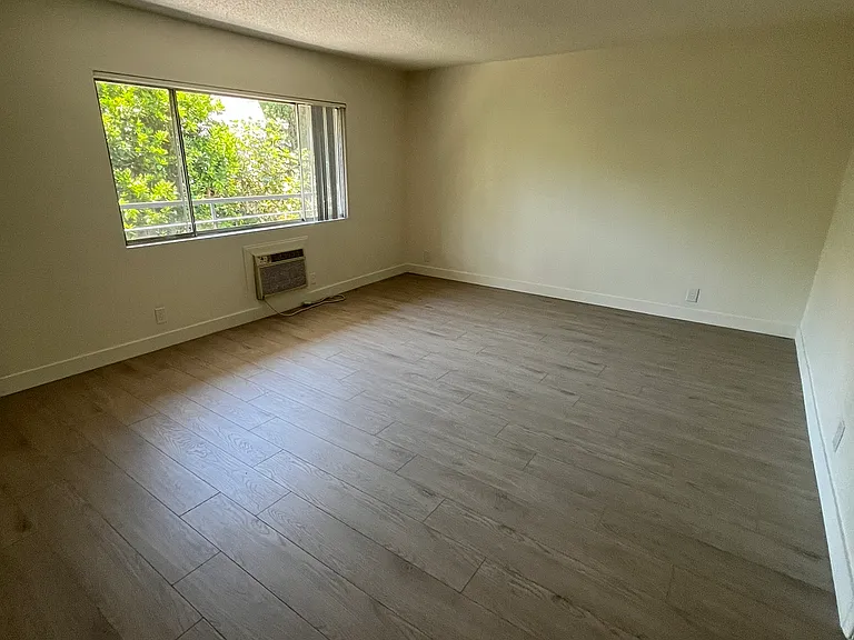 4355 Mammoth Ave #8 — Photo 5