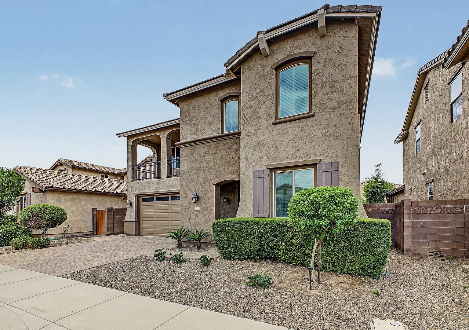 Spacious 5 Bedroom Home with Upstairs Loft & Community Pool! — Photo 3