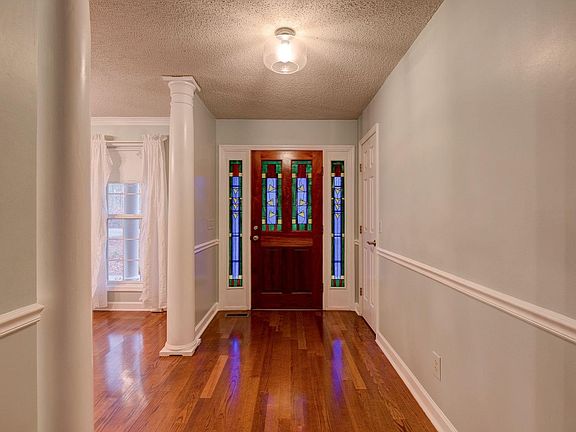 4th image of 1033 Hillcrest Rd