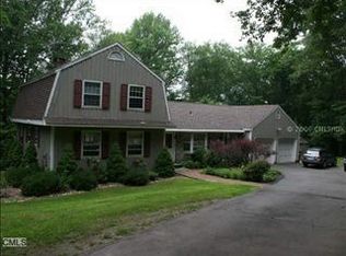 14 Putnam Dr, Newtown, CT 06470