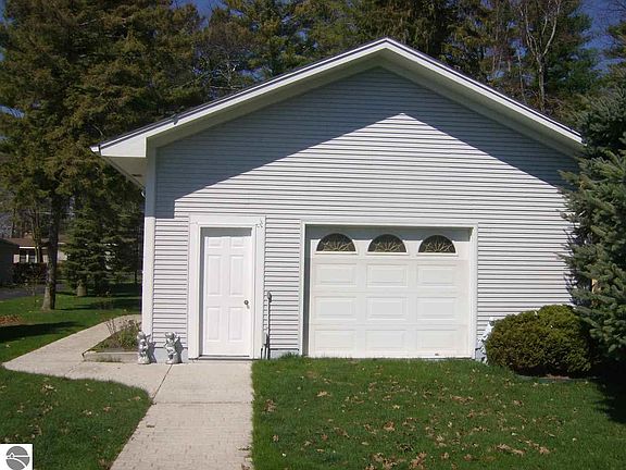 4th image of 2462 N East Dr