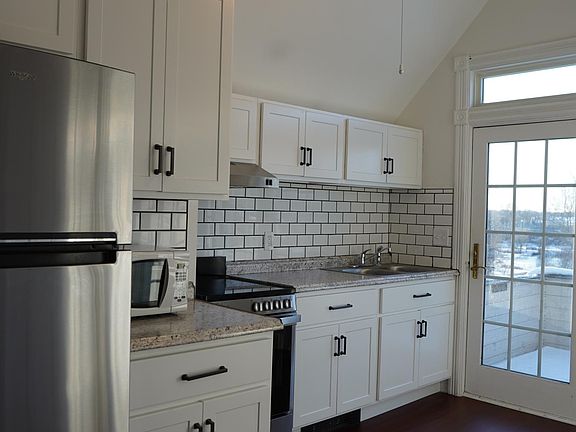 4th image of 140 Elm St Unit 2