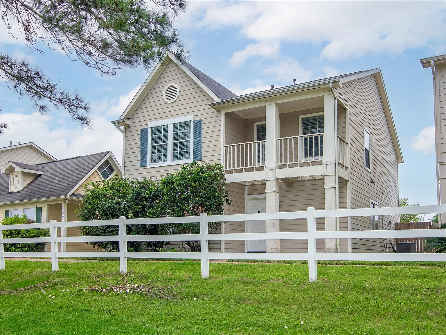 4 bed, 2.5 bath, 2140 sqft, $2,050 — Photo 2