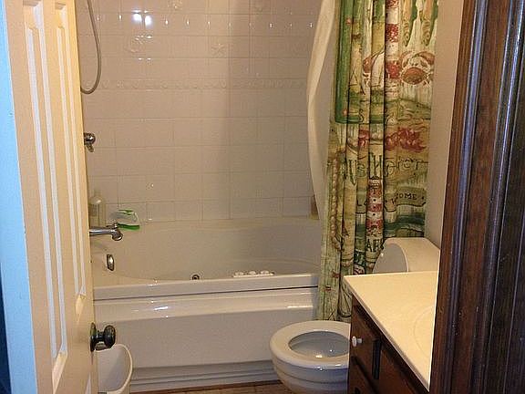 Hall bathroom - Jetted Tub