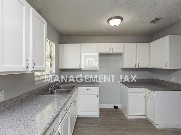 4th image of 1003 Daniel St