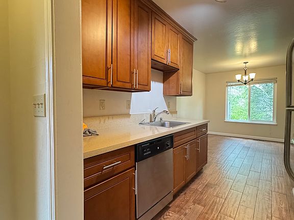 4th image of 125 Ascot Ct