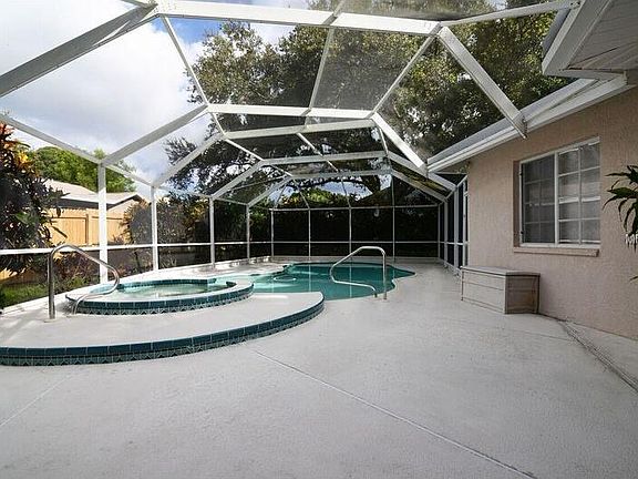 4th image of 704 Harbor Cir