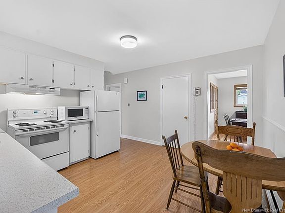 4th image of 17 Hazelton Ave