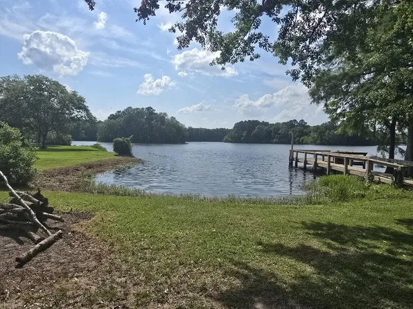 304 Fountain Lake Dr, Eutawville, SC 29048