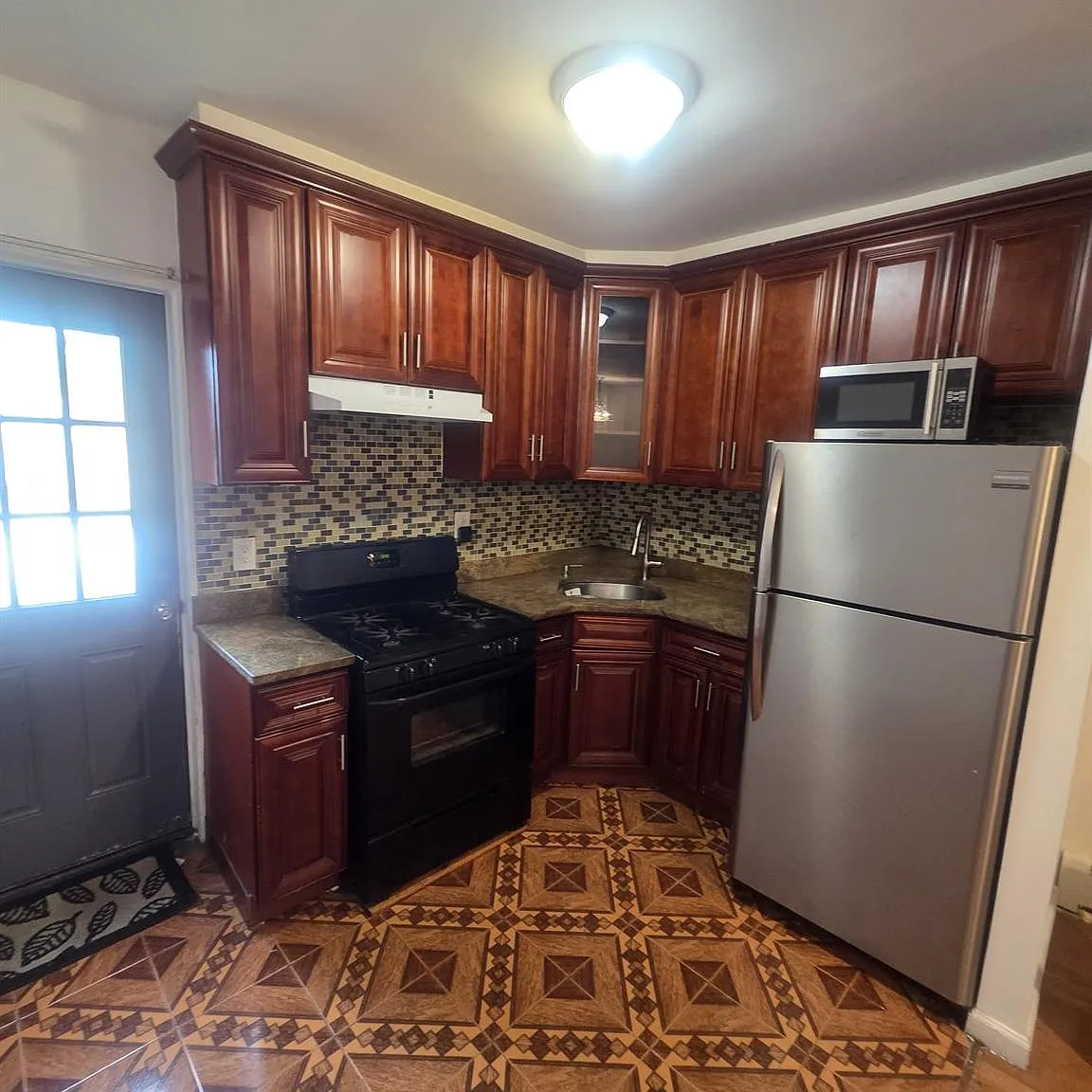 4 bed, 1.0 bath, 1288 sqft, $3,600 — Photo 3