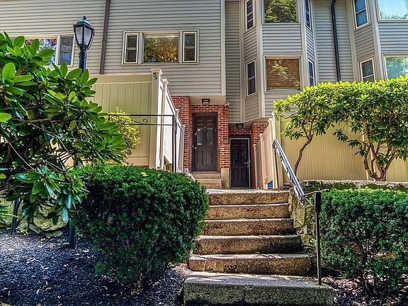 2nd image of 54 Regent Cir