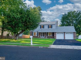 682 Woodlyn Dr, Langhorne, PA 19053
