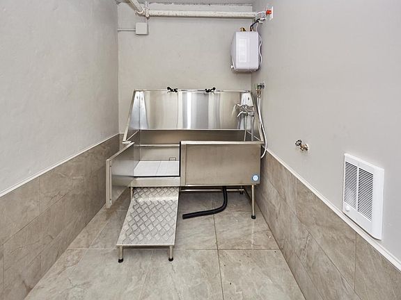 3rd image of 98 Burnett Ave APT 3D