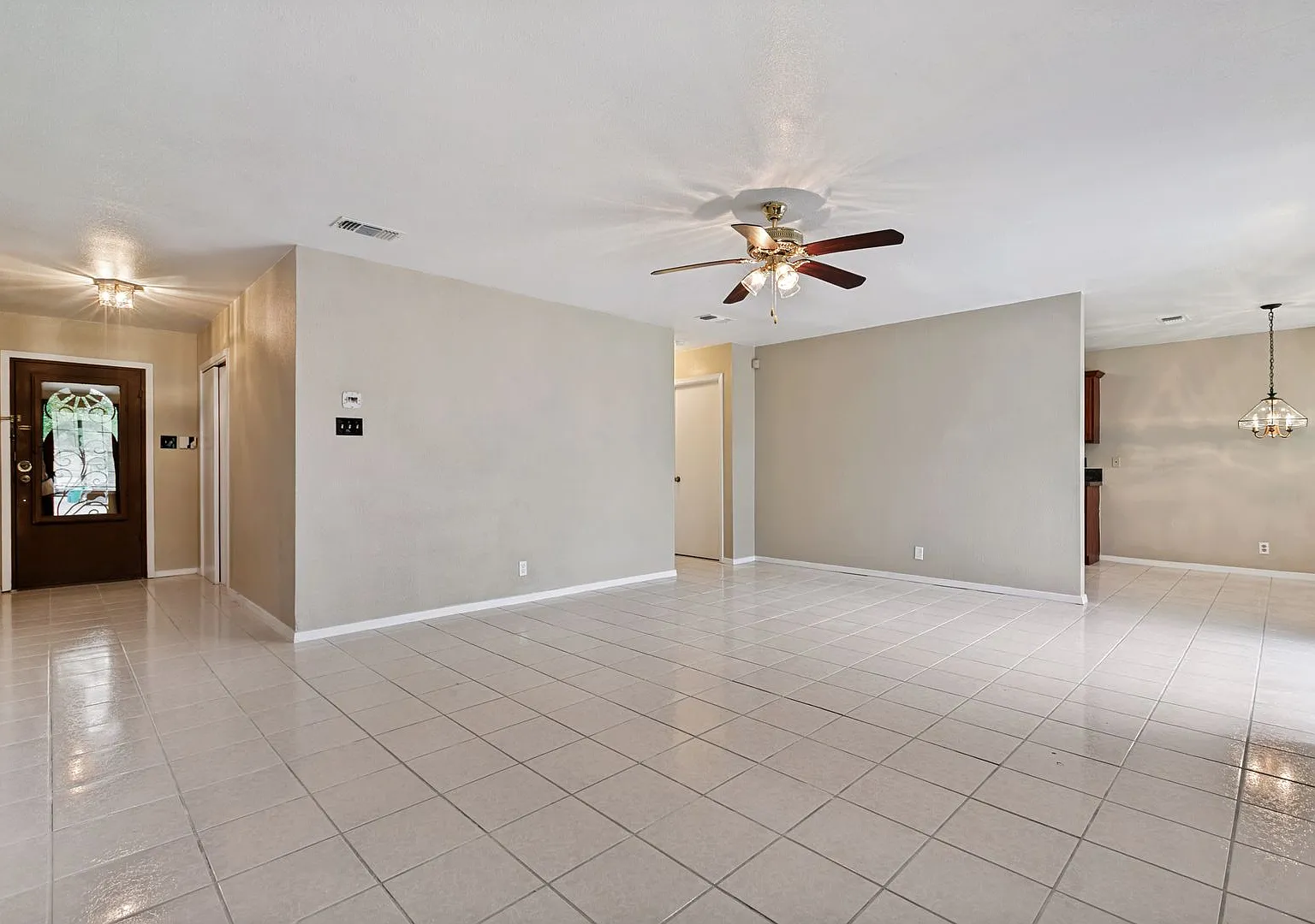 3-Bedroom Home in Oxbow Neighborhood — Photo 3