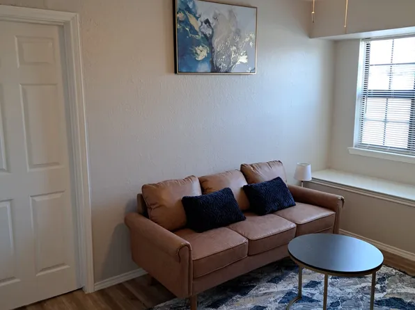 1702 Crest Point Dr, Arlington, TX 76012