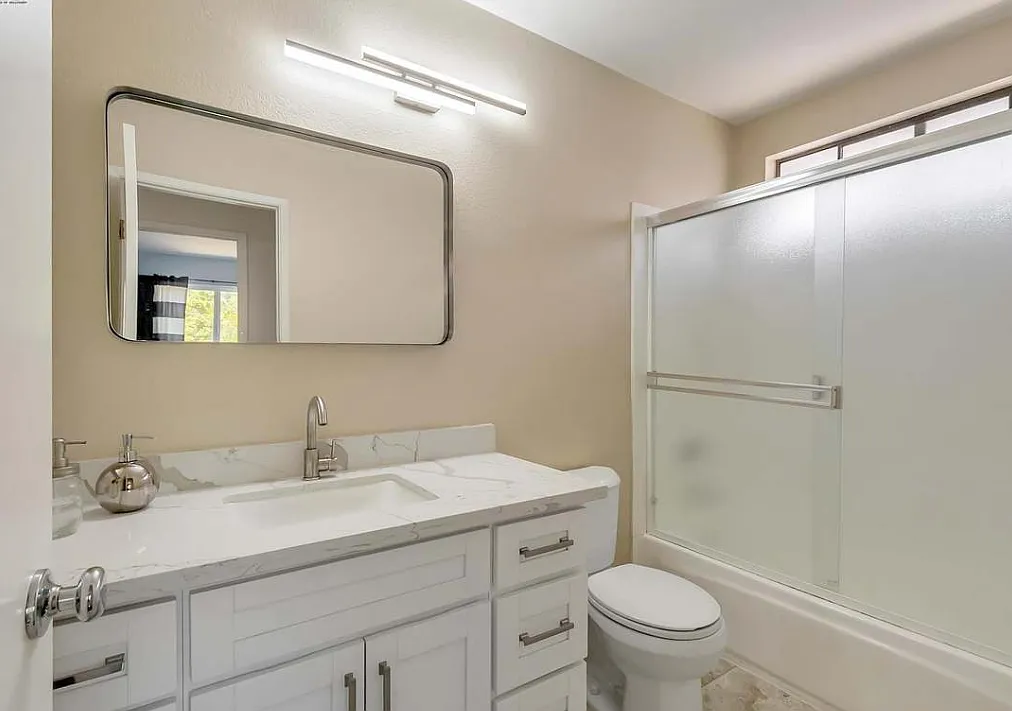 4 bed, 2.5 bath, 2084 sqft, $6,000 — Photo 2