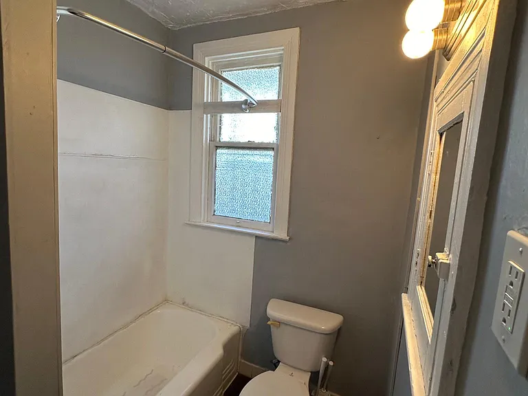 219 Roosevelt Ave #2R — Photo 3