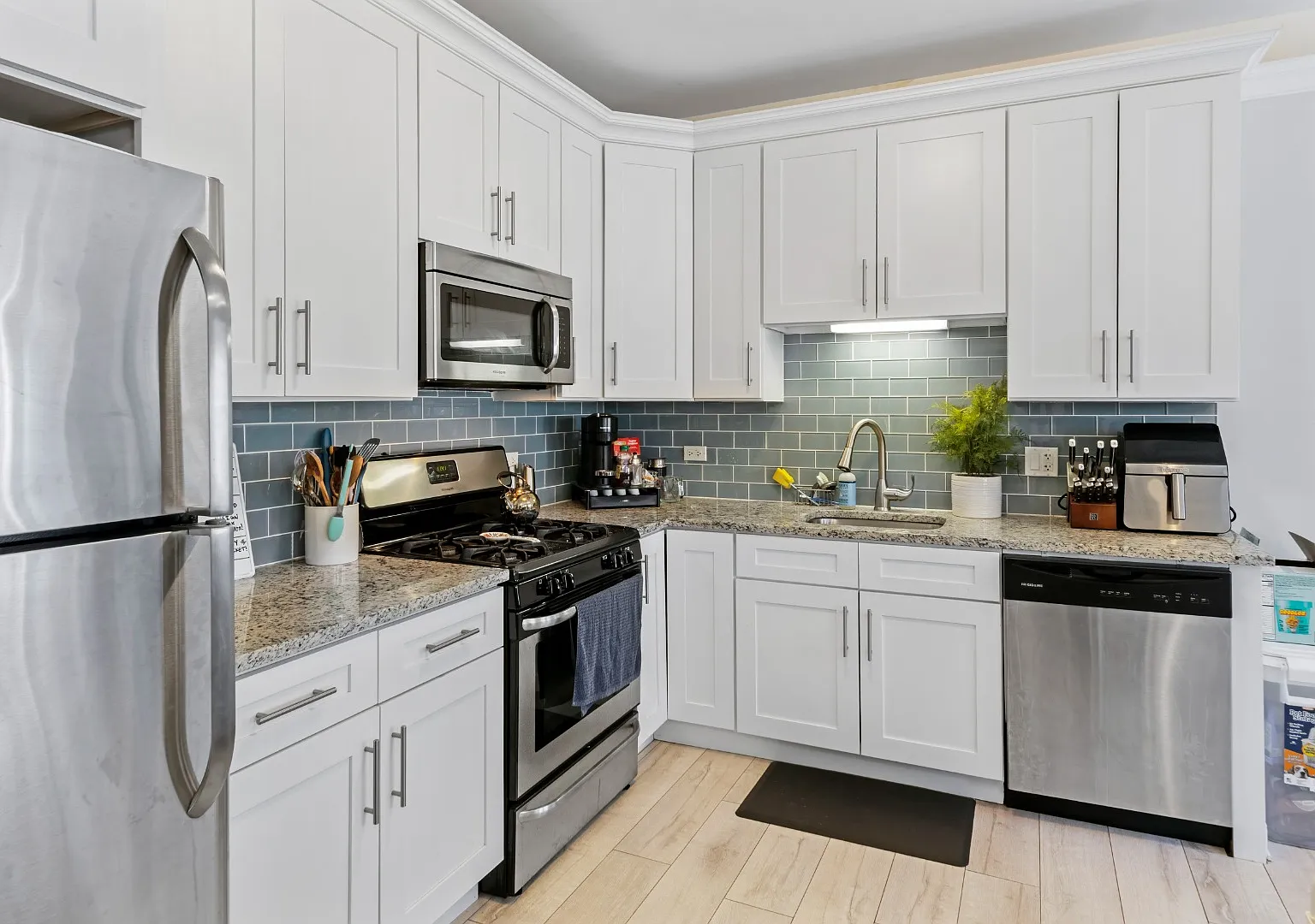 Modern 2-Bedroom in the Heart of Downtown Arlington Heights — Photo 2