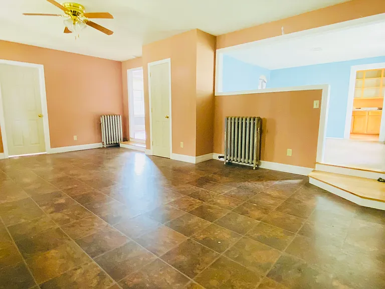 328 Newton St — Photo 3