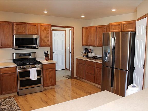 3rd image of 1025 Rangeview Dr