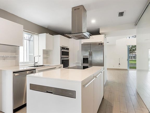 3rd image of 913 Garnet Cir
