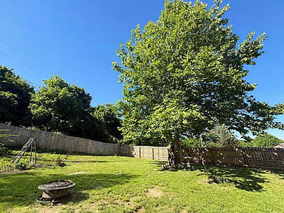 2nd image of 138 Sycamore Trl